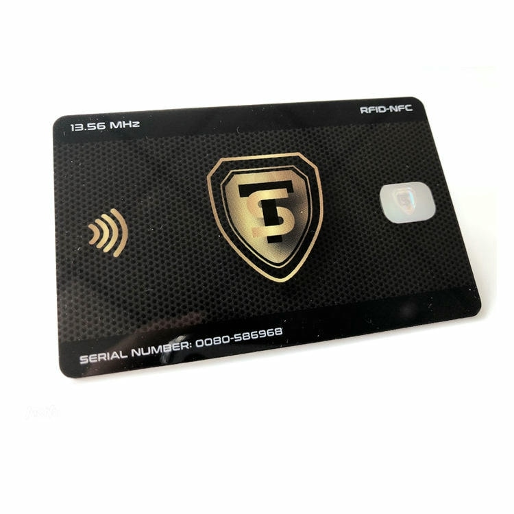 Krupni plan prikazuje RFID zaštitnu karticu sa zlatnim grbom štita i hologramskom zakrpom kao simbolom bezbedne beskontaktne zaštite.
