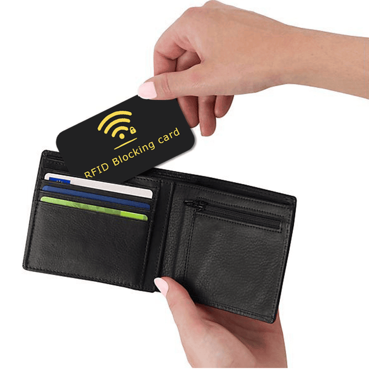 Krupni plan prikazuje RFID zaštitnu karticu koja se stavlja u novčanik iznad bankovnih kartica radi sprečavanja neovlašćenog beskontaktnog skeniranja.