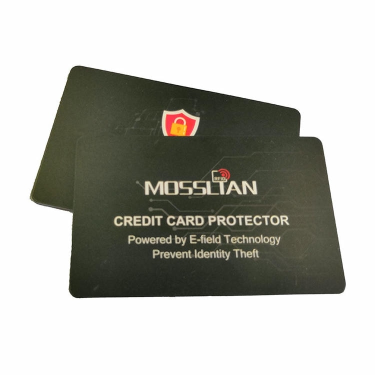 Fotografija proizvoda prikazuje RFID zaštitne kartice Mosslian sa oznakom credit card protector koje koriste tehnologiju E-polja radi sprečavanja krađe identiteta.