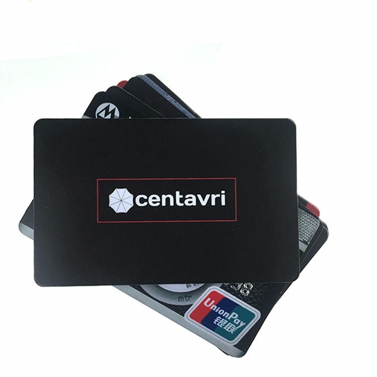 RFID zaštitna kartica položena je preko gomile platnih kartica kako bi prikazala zaštitu od neovlašćenog beskontaktnog skeniranja u novčaniku.