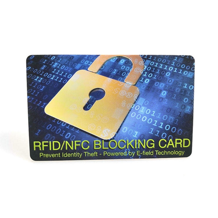 Štampana RFID i NFC zaštitna kartica koristi ikonu zlatnog katanca na binarnoj pozadini kao prikaz bezbednosti od neovlašćenog očitavanja.
