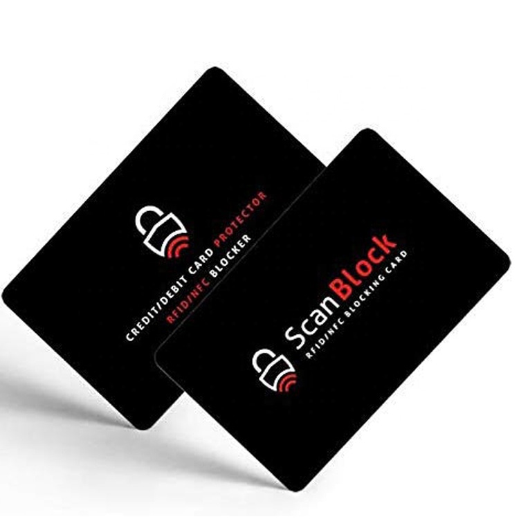Par crnih RFID zaštitnih kartica sa Scan Block brendiranjem prikazuje zaštitni dizajn za bezbednost identiteta kreditnih kartica.