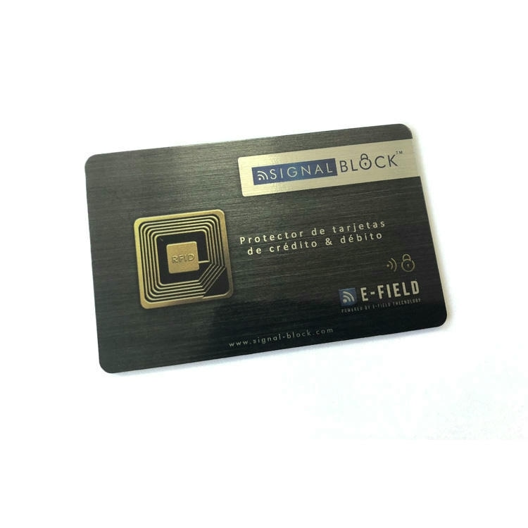 Fotografija proizvoda prikazuje RFID zaštitnu karticu Signal Block na beloj pozadini sa ikonom RFID čipa i izgledom brušenog metala.