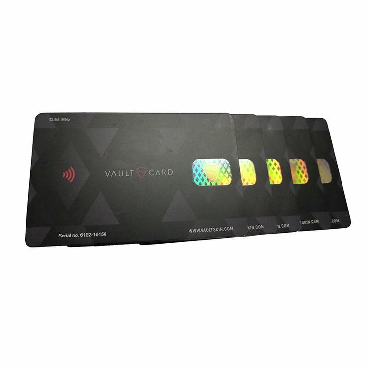 Bočni pogled na lepezasto raspoređene RFID zaštitne kartice Vault Card sa hologramskim nalepnicama ističe tanko slaganje za beskontaktnu zaštitu.