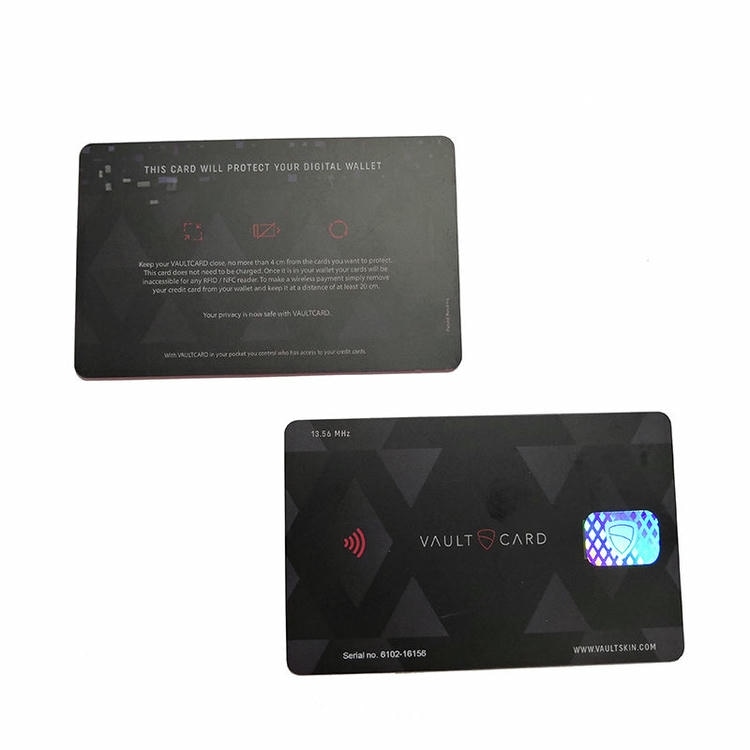 Fotografija prikazuje prednju i zadnju stranu RFID zaštitne kartice Vault Card sa štampanim bezbednosnim tekstom i hologramskom zakrpom za novčanik.