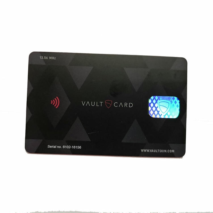 Jedna RFID zaštitna kartica Vault Card prikazana je na beloj pozadini sa beskontaktnom ikonom i hologramskom zakrpom za zaštitu podataka.