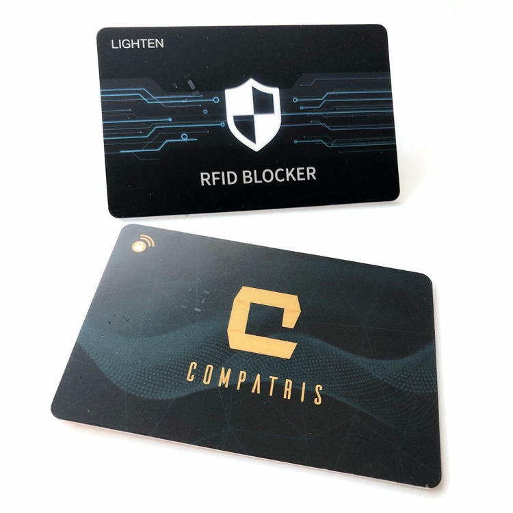 RFID zaštitna kartica Lighten RFID Blocker prikazana je iznad kartice CompatrIs radi isticanja brendiranja po želji i bezbednosne grafike.