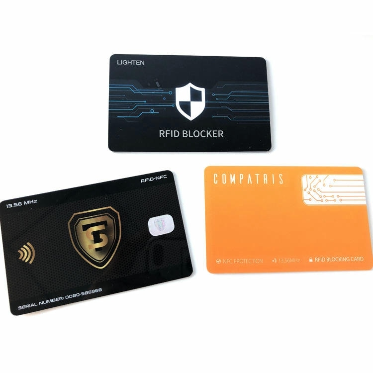 Tri različite RFID zaštitne kartice prikazane su zajedno uključujući uzorke Lighten Blocker i CompatrIs radi prikaza izbora štampe.