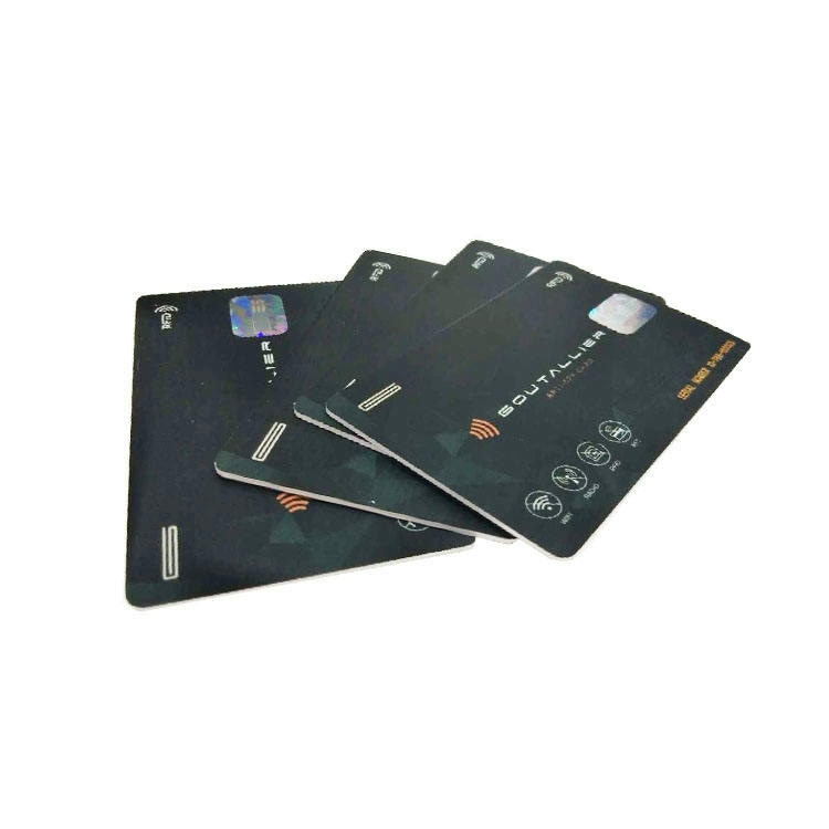 Pet RFID zaštitnih kartica Vault Card sa hologramskim nalepnicama rašireno je lepezasto kao tanak set za zaštitu kartica i pasoša.