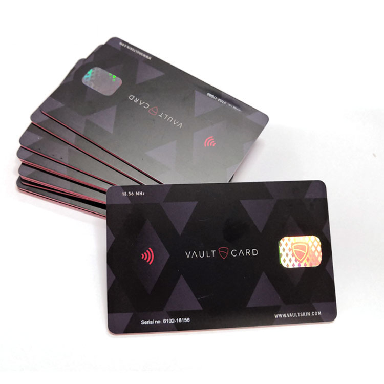 Snop Vault Card RFID zaštitnih kartica prikazan je sa jednom karticom napred koja ima hologramsku etiketu i tamni geometrijski uzorak.