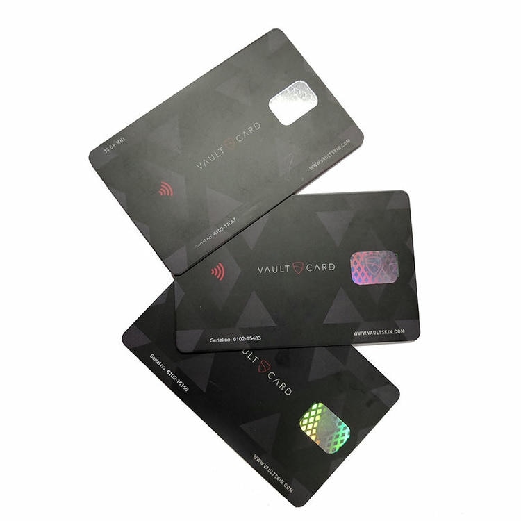 Tri RFID zaštitne kartice Vault Card raspoređene su slojevito da pokažu zaštitu više kartica pri beskontaktnom plaćanju.