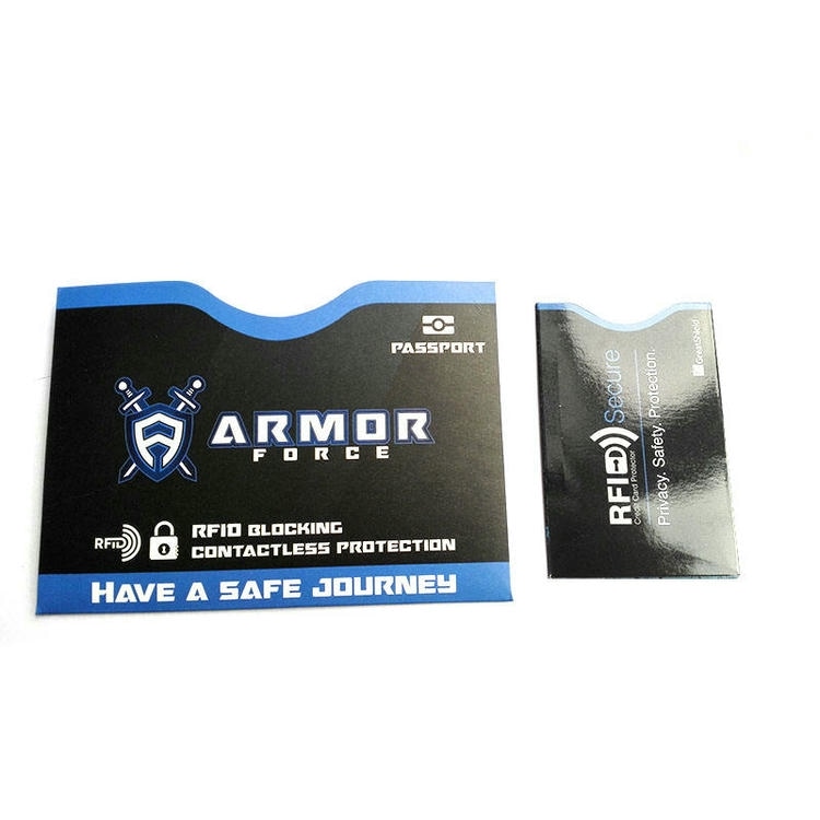 Futrola za pasoš Armor Force RFID prikazana je pored manje futrole RFID Secure radi poređenja veličina za zaštitu putnih dokumenata.