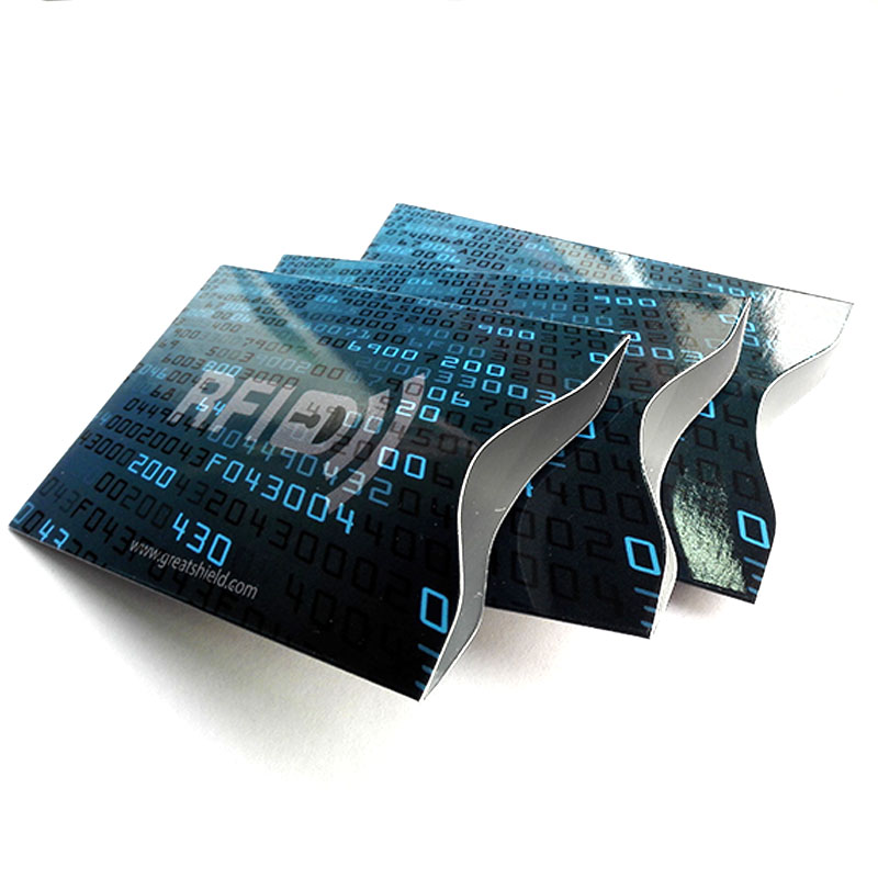 Plave RFID zaštitne futrole sa kodom su poređane uspravno sa zakrivljenim izrezima kako bi se naglasio fleksibilan otvor za brzo vađenje kartice.