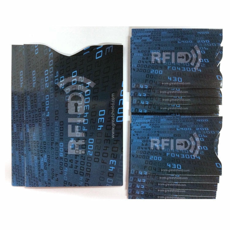 Velika plava RFID zaštitna futrola s uzorkom koda prikazana je pored naslaganih futrola kako bi se istakla masovna proizvodnja zaštitnih držača za kartice.