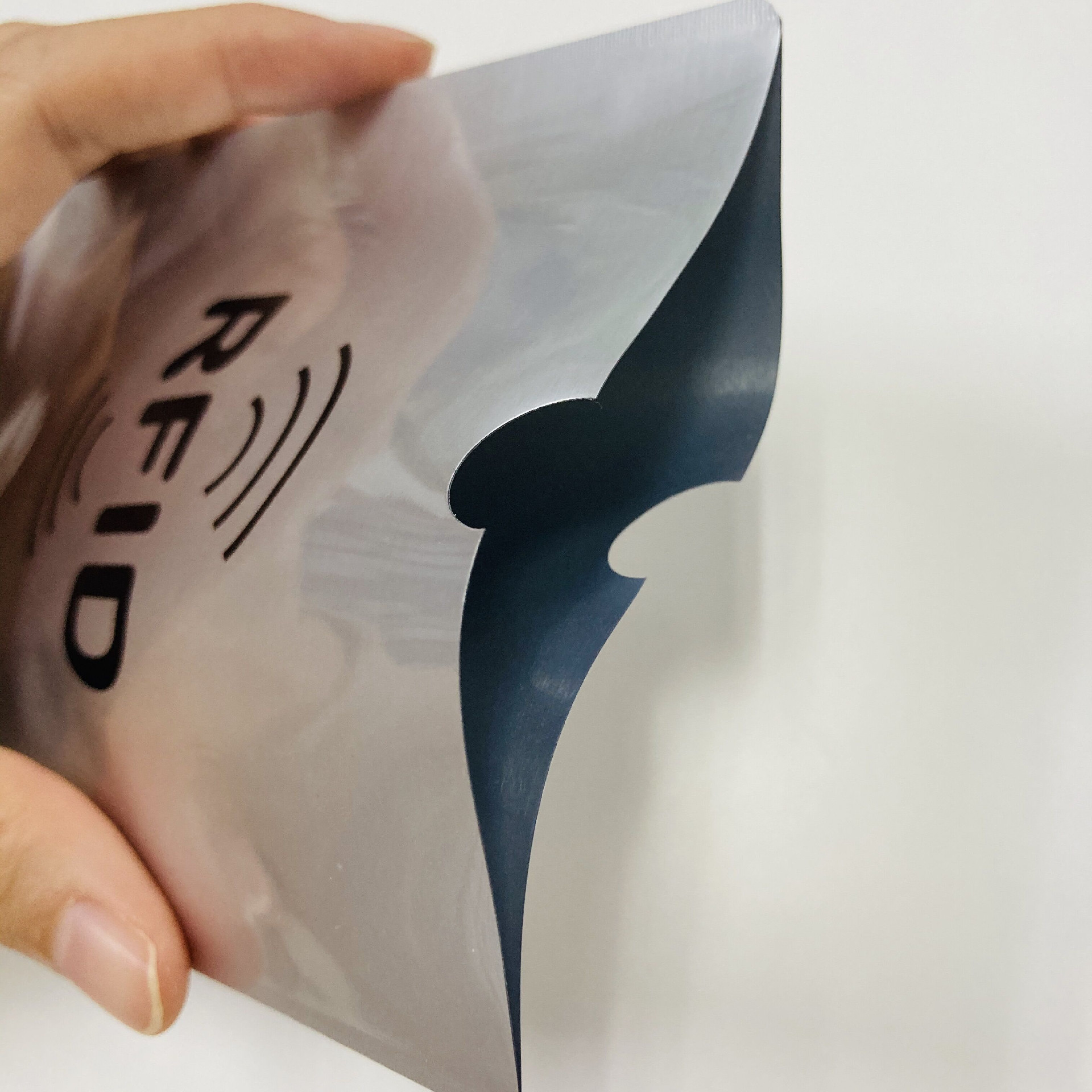 Foto proizvoda: RFID blokirajuća futrola za kreditne kartice po meri sa prikazom detalja čipa, u kategoriji RFID blokirajućih futrola.