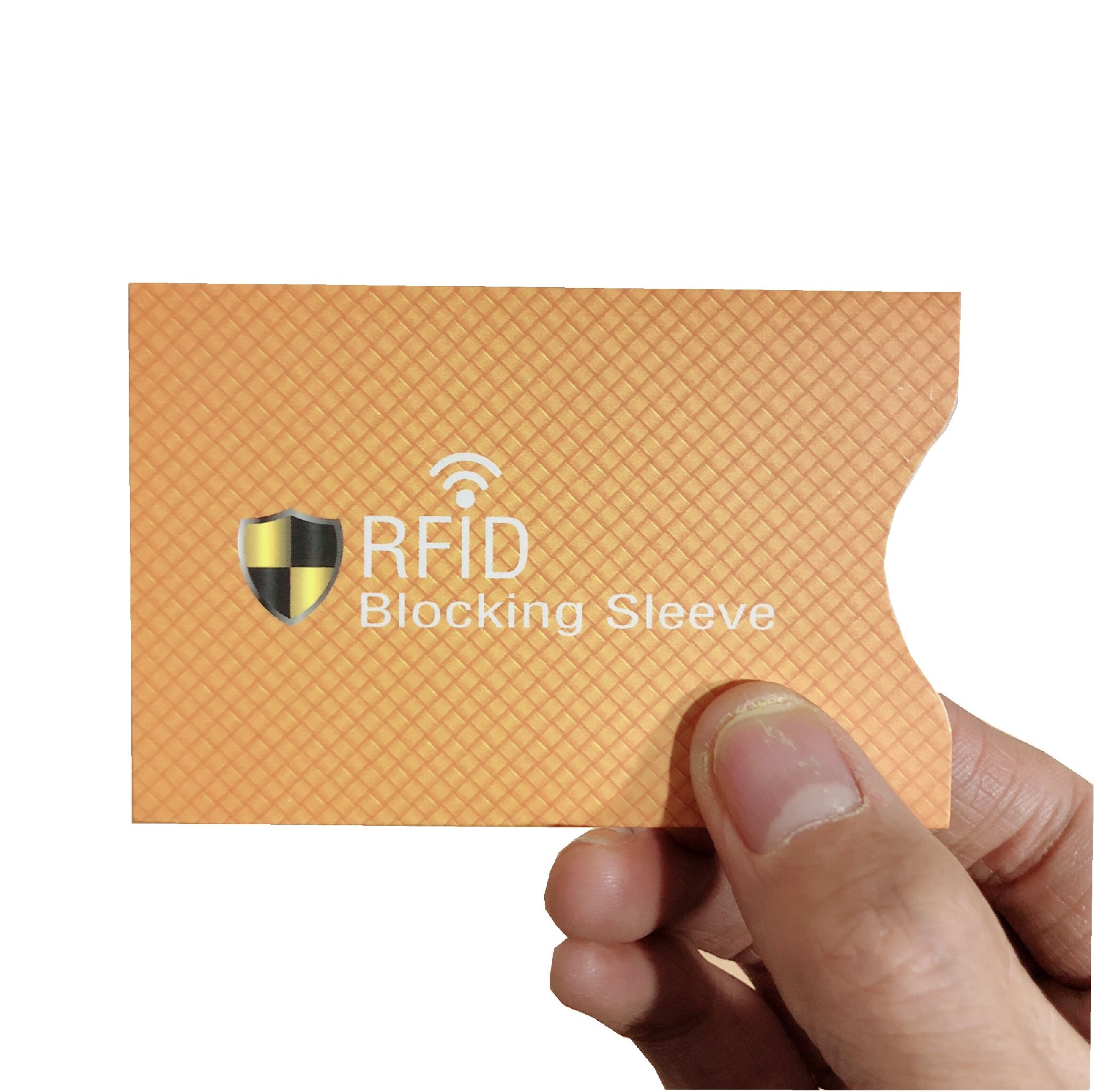 Krupni plan zlatne RFID zaštitne futrole u ruci jasno prikazuje štampani logo štita i teksturisanu površinsku obradu.
