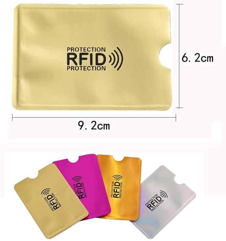 Grafika zlatne futrole koja blokira RFID signal prikazuje veličinu 9,2cm x 6,2cm i nekoliko futrola u boji koje ukazuju na opcije prilagođene završne obrade.
