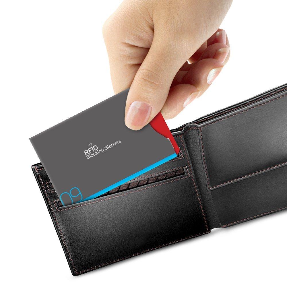 Ruka uvlači RFID zaštitnu futrolu u džep kožnog novčanika kako bi se ilustrovala praktična upotreba za sprečavanje beskontaktnog skimminga.