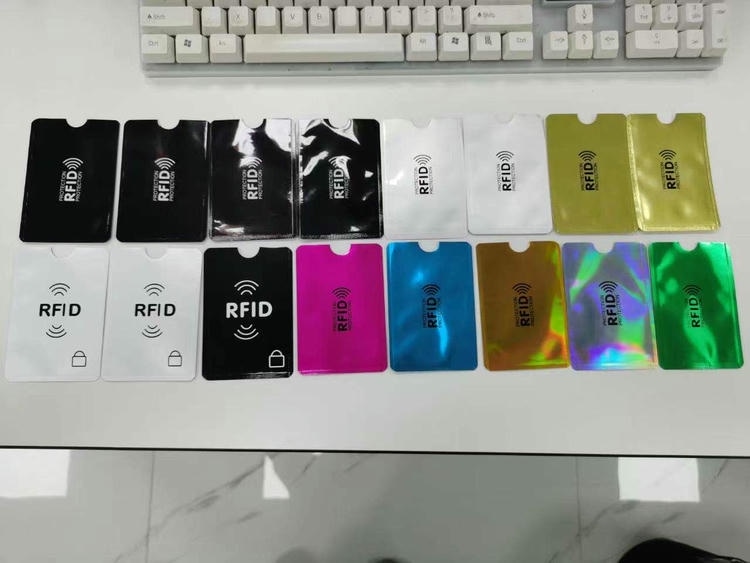 Više futrola za blokiranje RFID signala u crnoj beloj ružičastoj plavoj zlatnoj i holografskoj završnoj obradi raspoređeno je radi prikaza izbora boja.