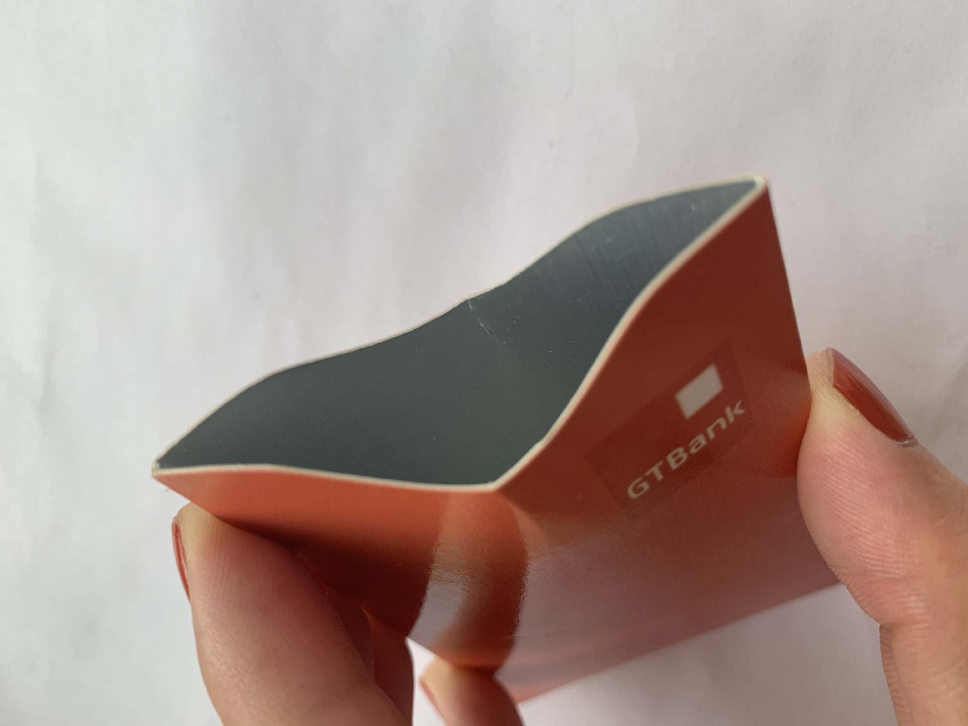 Fotografija proizvoda RFID blokirajuće papirne futrole za kartice prikazuje beskontaktno skeniranje u kategoriji RFID blokirajućih futrola.