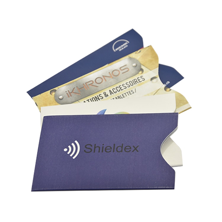 Plava Shieldex RFID zaštitna futrola prikazana je sa karticama kako bi se demonstrirali bezbedno čuvanje i brzo vađenje kroz bočni prorez.
