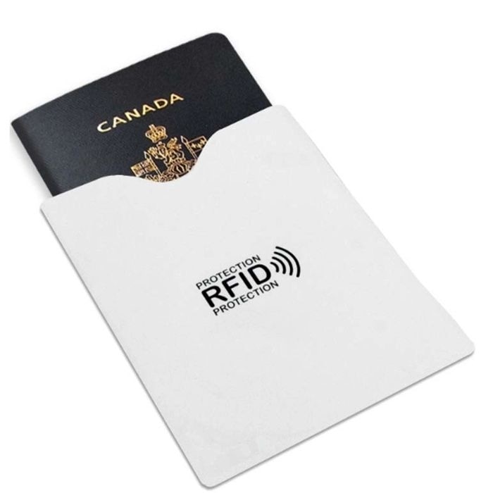 Detalj bele RFID zaštitne futrole sa štampanom oznakom RFID Protection i delimično umetnutim kanadskim pasošem.