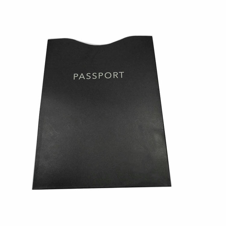 Crna RFID zaštitna futrola za pasoš prikazana je spreda s natpisom PASSPORT radi zaštite čipova pasoša na putovanju.