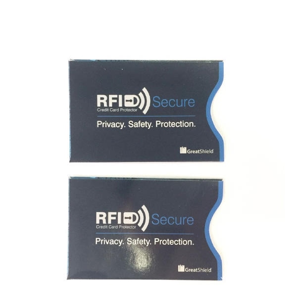 Dve futrole RFID Secure za zaštitu kreditnih kartica prikazane su radi isticanja privatnosti i zaštite od RFID skeniranja.