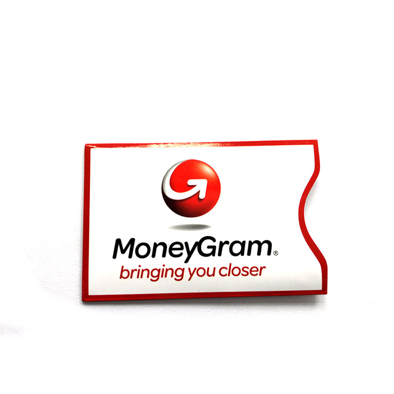 RFID blokirajuća futrola sa brendom MoneyGram i crvenim obrubom prikazuje prilagođenu štampu za bezbedno čuvanje kartica u putnim novčanicima.