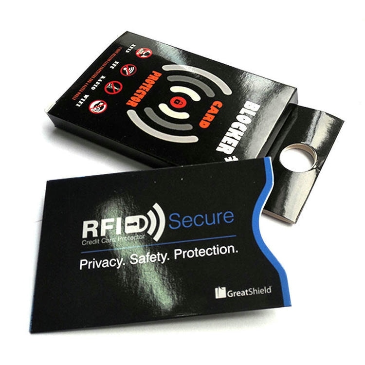 Futrola RFID Secure i pakovanje zaštitne kartice BLOCKER prikazani su zajedno kao opcije putnog držača kartica protiv krađe.