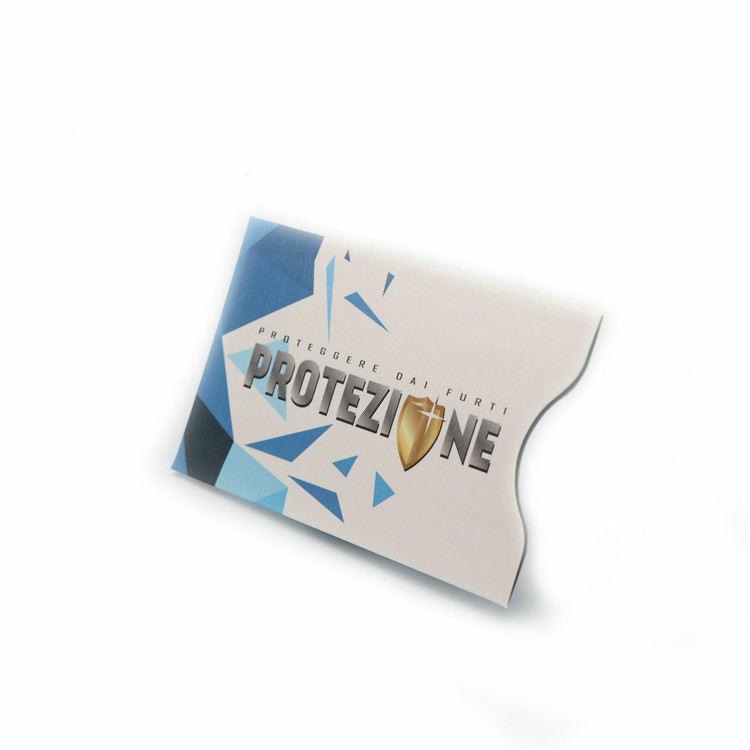 RFID zaštitna futrola sa štampanim natpisom PROTEZIONE i plavom geometrijskom grafikom prikazana je kao putni držač kartica koji pomaže u sprečavanju neovlašćenog očitavanja.