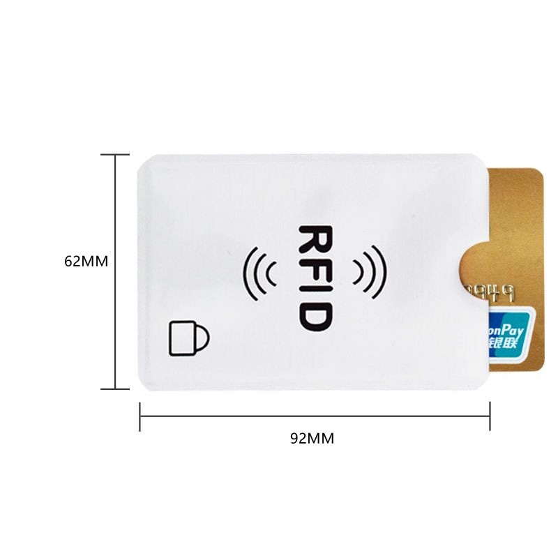 Bela futrola koja blokira RFID signal sa RFID lock grafikom prikazana je sa delimično umetnutom karticom i dimenzionim linijama 92mm x 62mm.
