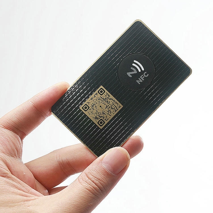 RFID članska kartica teretane prislanja se na zidni beskontaktni čitač za brzu i bezbednu kontrolu pristupa vratima unutar kluba.