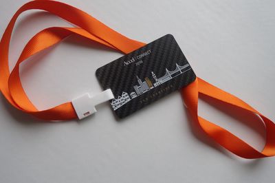 Moderna kartica od karbonskih vlakana sa visokorezolucijskim štampanim QR kodom koji klijentima omogućava brzo skeniranje i pristup digitalnom sadržaju.