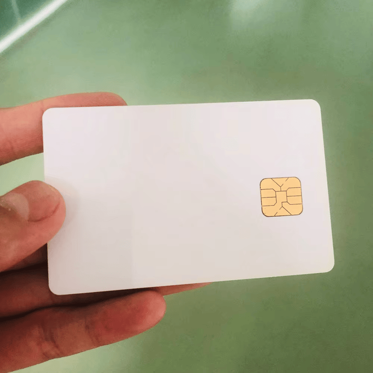 Kontaktne IC kartice koje se mogu prilagoditi nude profesionalnu štampu za korporativnu identifikaciju i bezbedne bankarske sisteme.