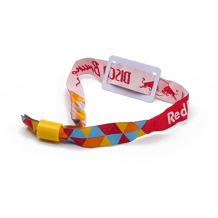 Tekstilne RFID narukvice za ulaz na kampus događaje prikazane sa fokusom na vodootpornu narukvicu za tekstilne RFID narukvice projekte.
