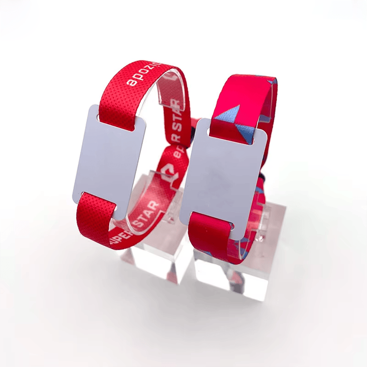 Platnene RFID narukvice za pristup kruzerima prikazane sa fokusom na prijavu gostiju za projekte platnenih RFID narukvica.
