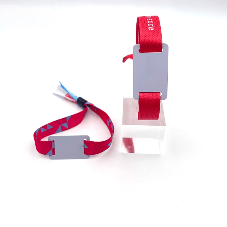 Platnene RFID narukvice za pristup kruzerima prikazane sa fokusom na vodootpornu narukvicu za projekte platnenih RFID narukvica.