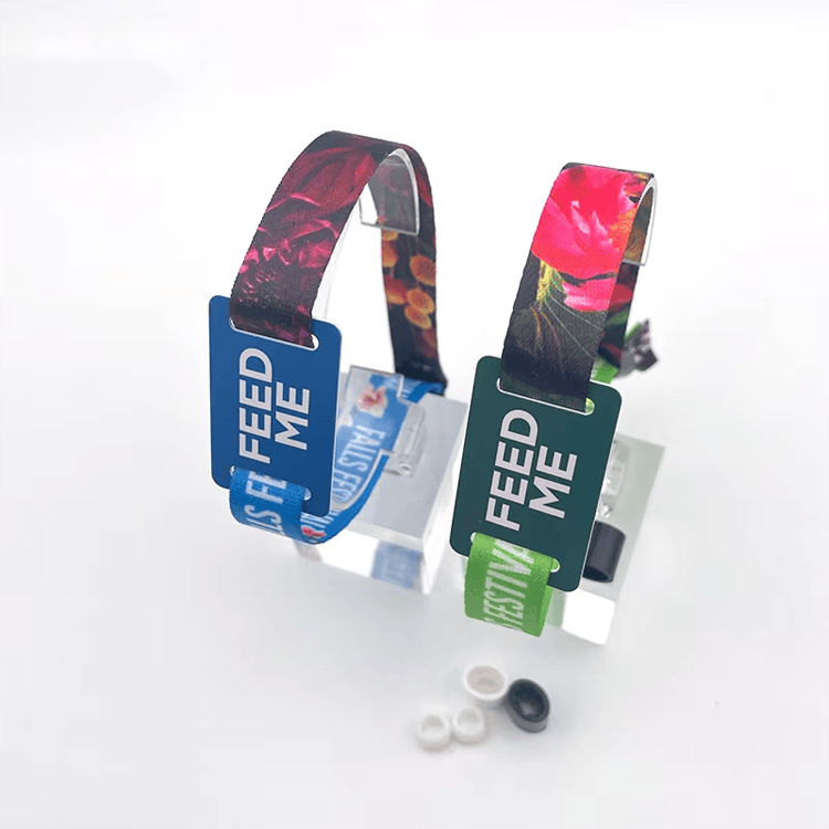 Prilagođene platnene RFID narukvice za brendirane kampanje prikazane sa fokusom na vodootpornu narukvicu za projekte platnenih RFID narukvica.