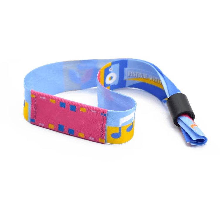 RFID narukvice od tkanine za pristup festivalima prikazane sa fokusom na udobno nošenje za projekte RFID narukvica od tkanine.