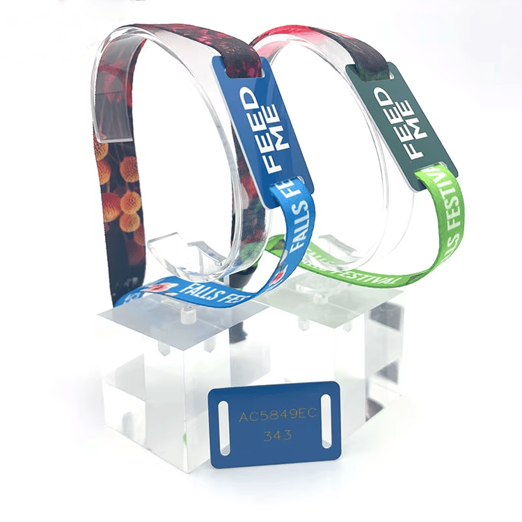 Fotografija proizvoda NFC platnene RFID narukvice za festivale bez gotovine prikazuje beskontaktno skeniranje u kategoriji Tekstilne RFID narukvice.