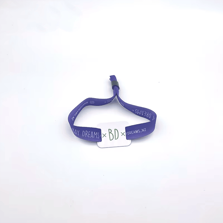 Fotografija proizvoda Platnene RFID narukvice za školsku evidenciju prisustva sa prikazom štampani logotip za kupce koji porede rešenja iz kategorije Tekstilne RFID narukvice.