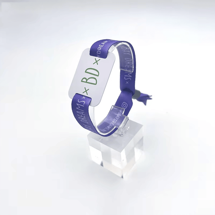Tekstilne RFID narukvice za školsku evidenciju prisustva prikazane iz perspektive providne vodootporne narukvice za primene tekstilnih RFID narukvica.