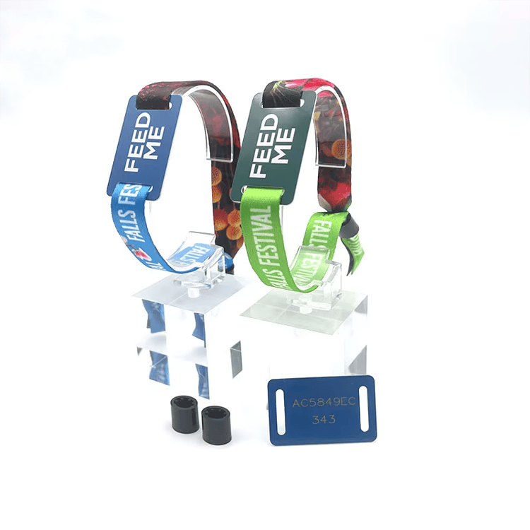 Ova slika prikazuje Platnene RFID narukvice za pristup svadbenih gostiju i ističe beskontaktno skeniranje za primene iz kategorije Tekstilne RFID narukvice.