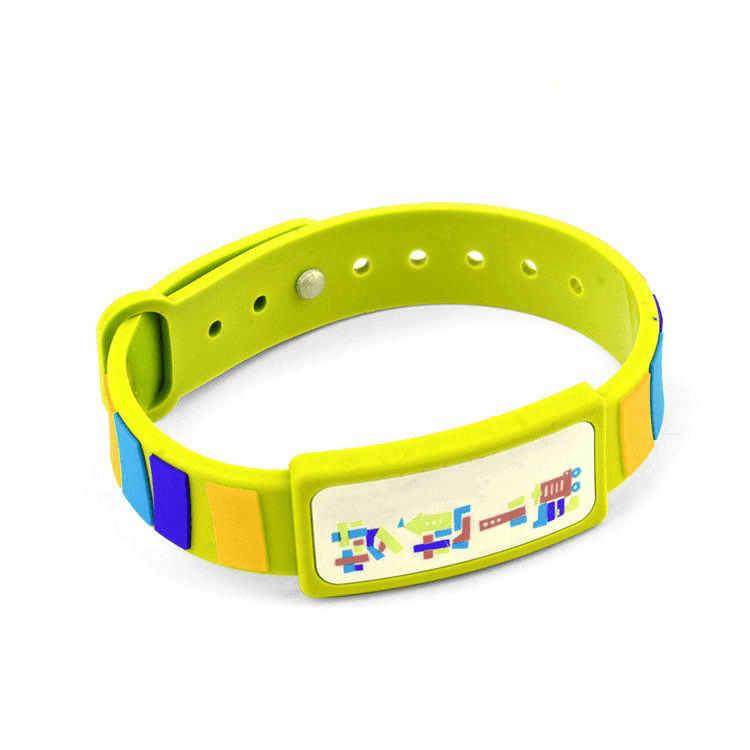 Jarkozelena PVC RFID narukvica PVCW01 od savitljivog materijala lako se nosi i omogućava pouzdanu razmenu podataka na velikim sajmovima.