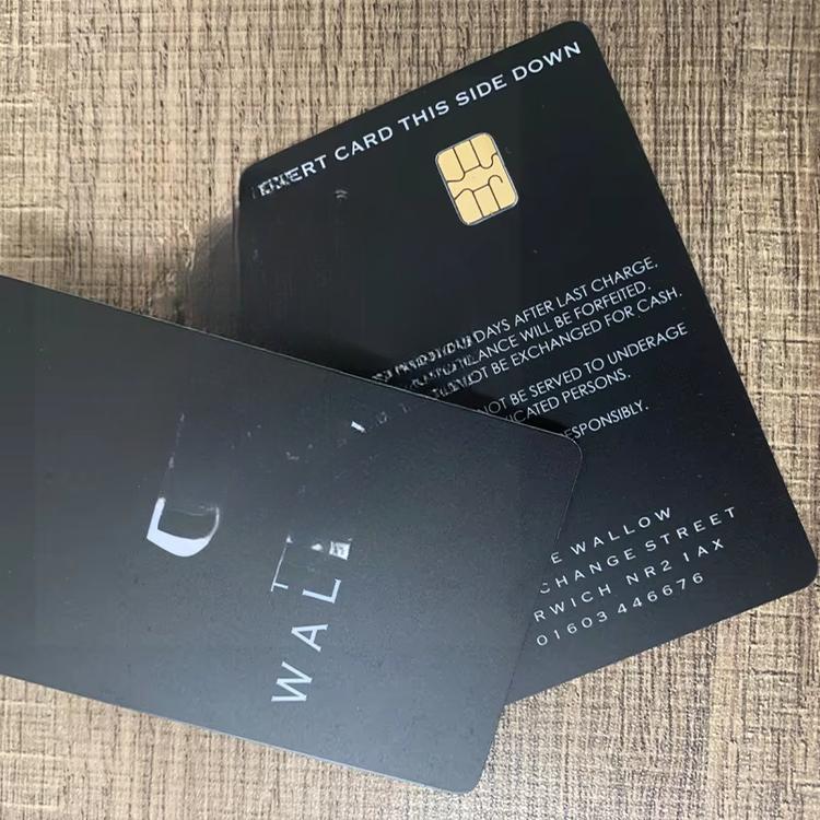 Prednja površina bele PVC kartice sa beskontaktnim čipom ima integrisani pametni IC čip za digitalnu bezbednost.