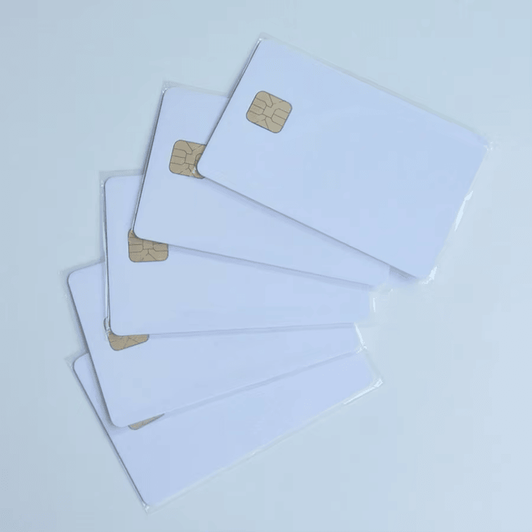 Nekoliko kvalitetnih kontaktnih IC kartica naslagano je radi isticanja izdržljivog PVC materijala i standardne debljine kartice.