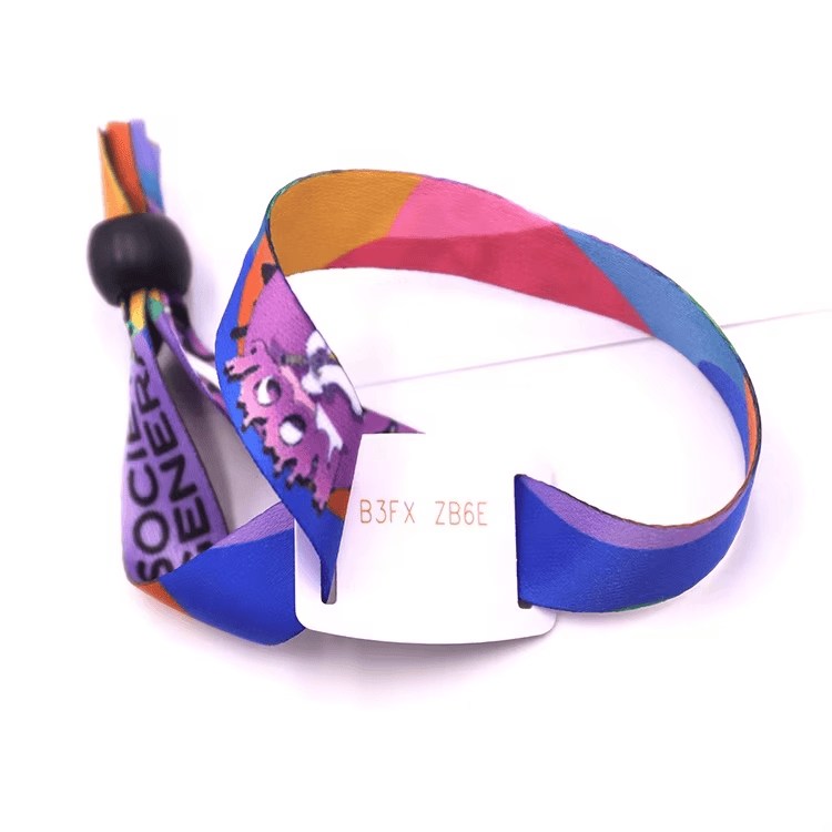 Tri platnene RFID narukvice prikazane su sa različitim plastičnim kliznim kopčama koje obezbeđuju sigurno jednosmerno zaključavanje posetilaca.