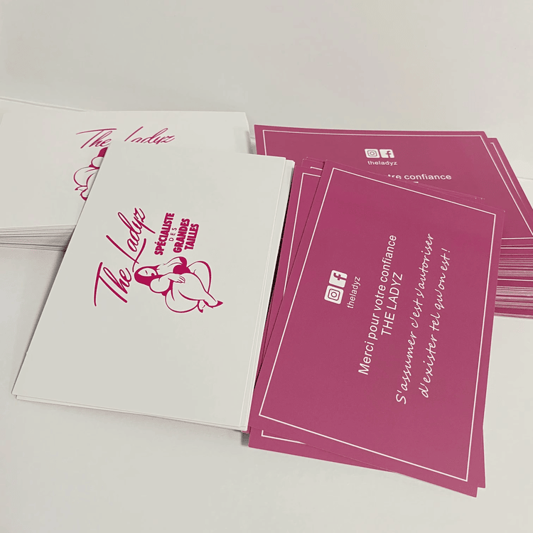 Uzorak privjeska sa prilagođenim logotipom koji se koristi kao dodatni element brendiranja za poklone za baby shower i modne dodatke.