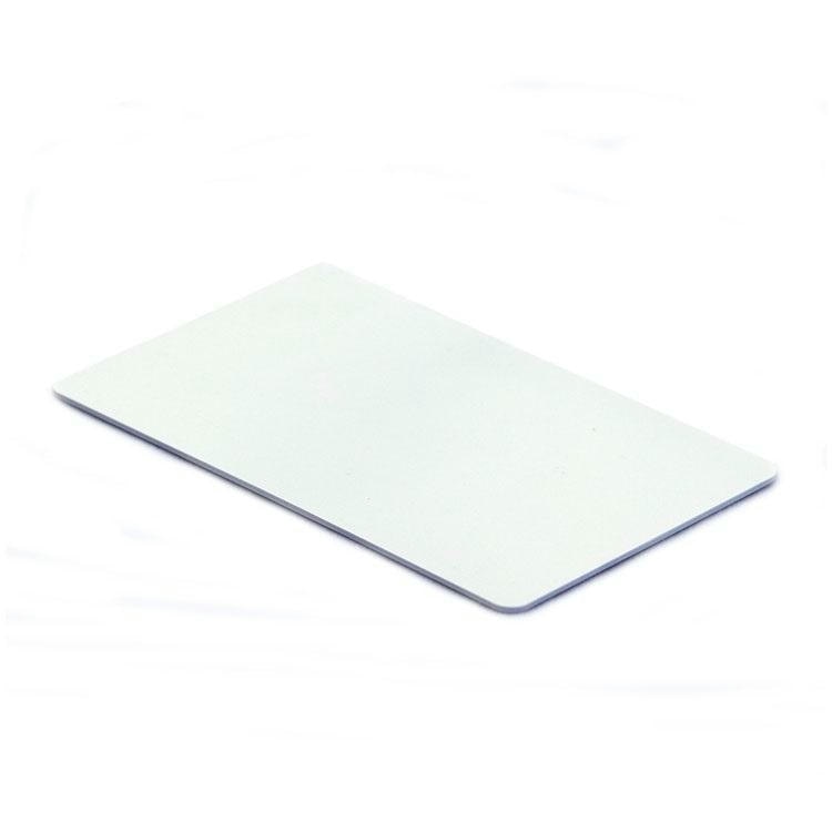 Nekoliko praznih RFID kartica s promenljivim UID-om raspoređeno je na stolu radi prikaza standardne veličine CR80 i glatke površine za štampu.